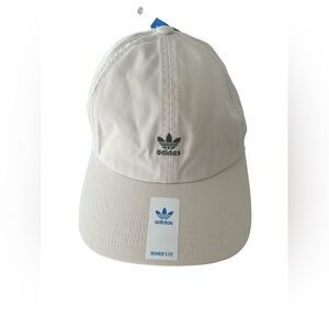 Adidas Women Cream Mini Logo Adjustable Cap. One Size. NWT. Great Condition.